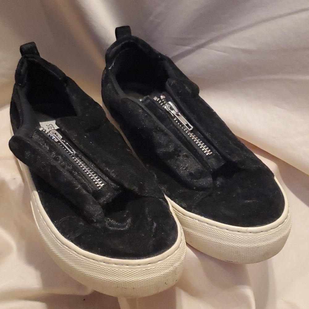 Steve Madden Crushed Velvet Zippered Gnarly Sneakers SZ 8
